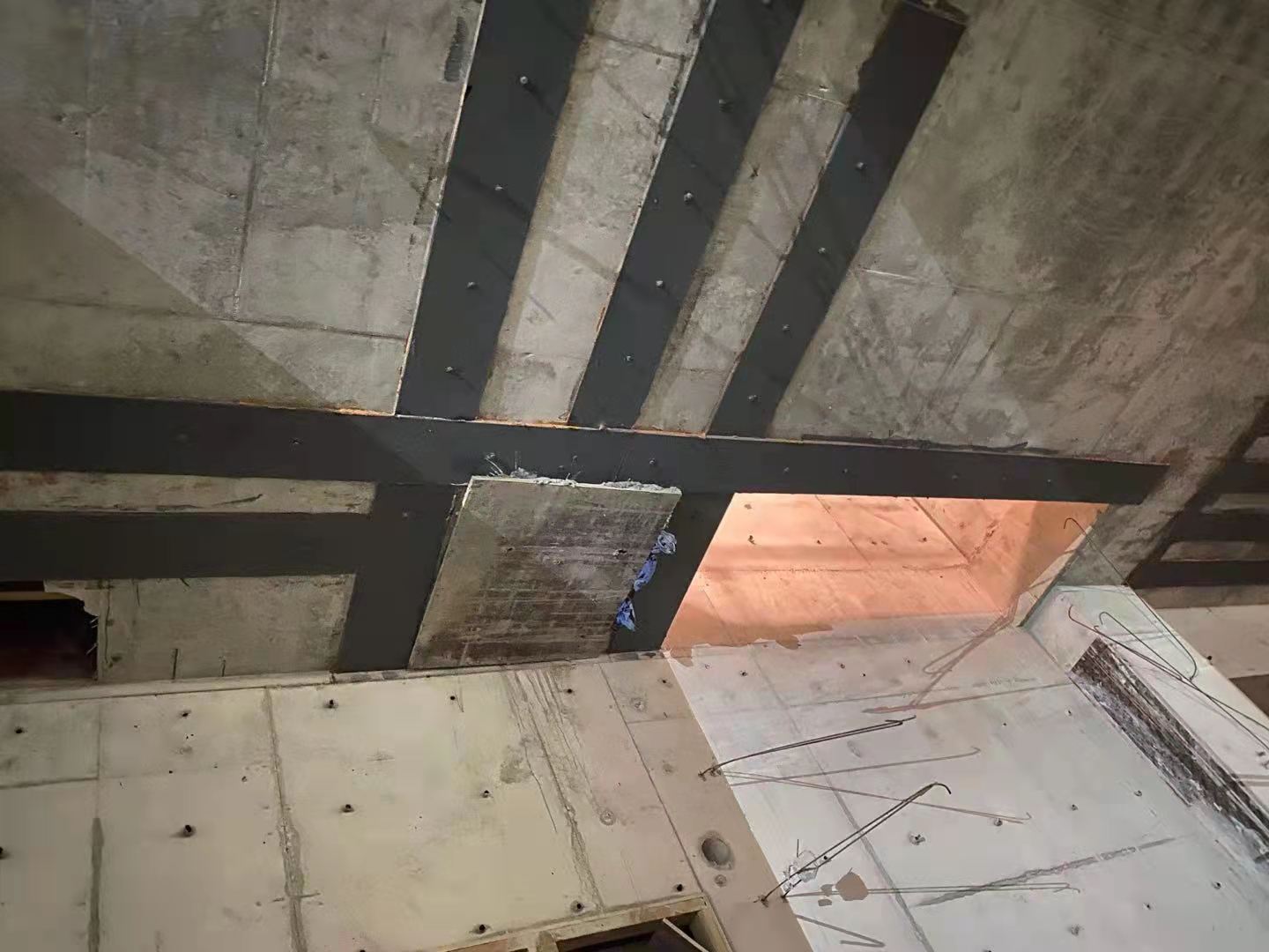 山西楼板开洞用粘钢加固还是碳纤维布加固